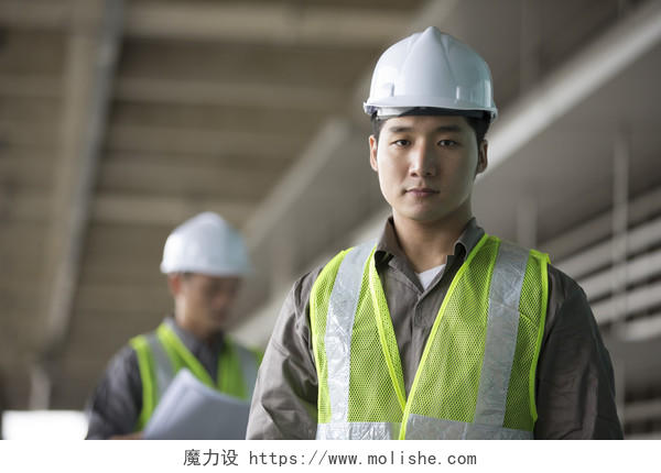 建筑工地施工现场建筑工人研究图纸工人讨论指导工作